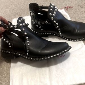 Shoes angle boots with  silver beats.